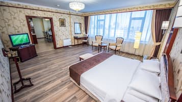 Senior Suite, 1 Bedroom | Premium bedding, in-room safe, desk, laptop workspace