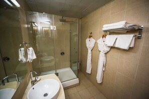 Gratis toiletartikler, hårtørrer, hjemmesko, håndklæder