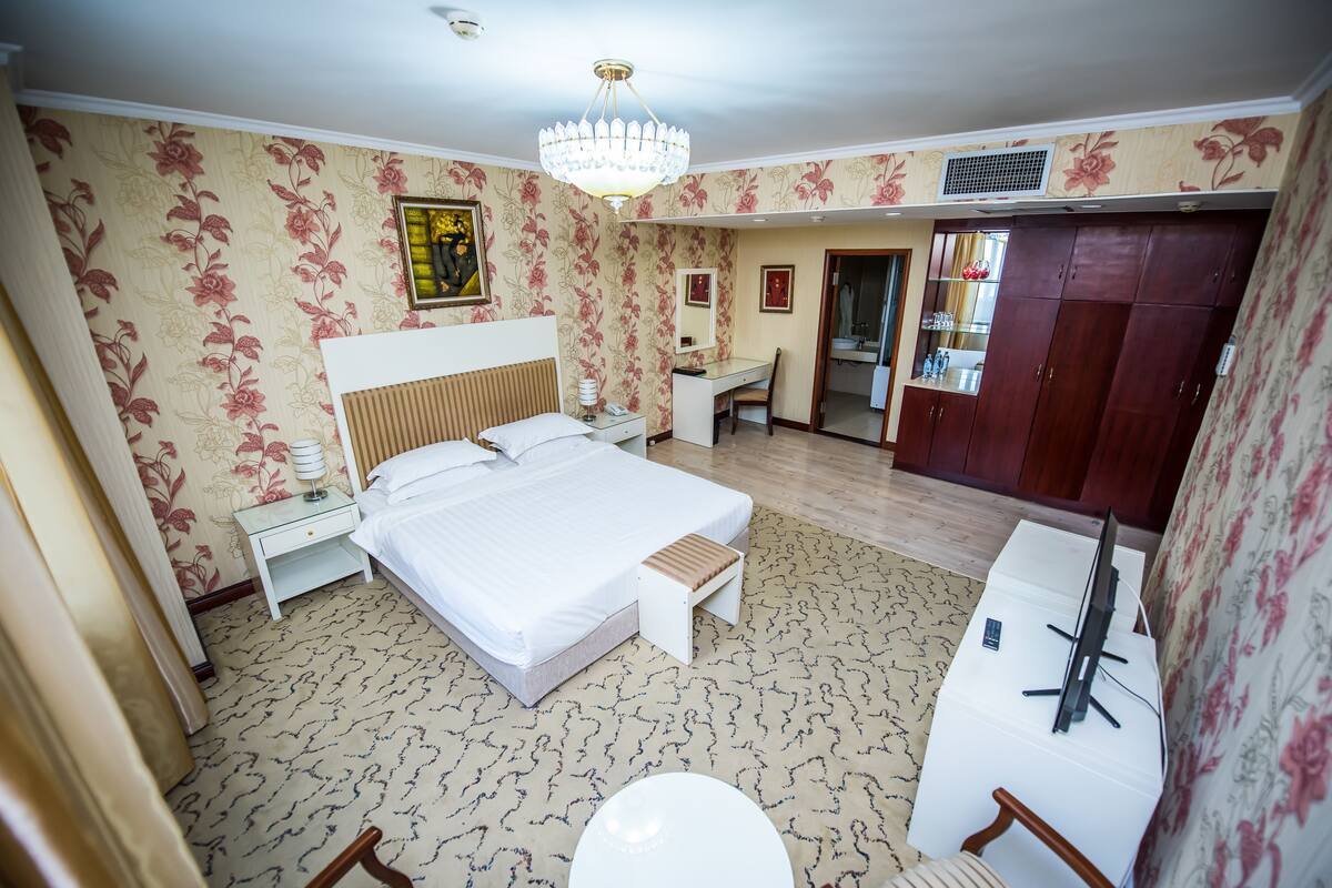 Ropa de cama de alta calidad y caja de seguridad en la habitación 
