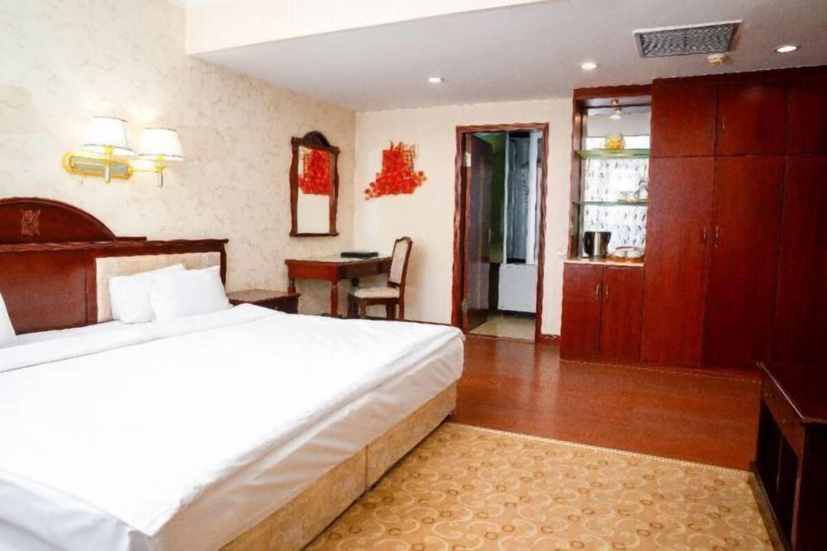 Premium bedding, in-room safe, desk, laptop workspace