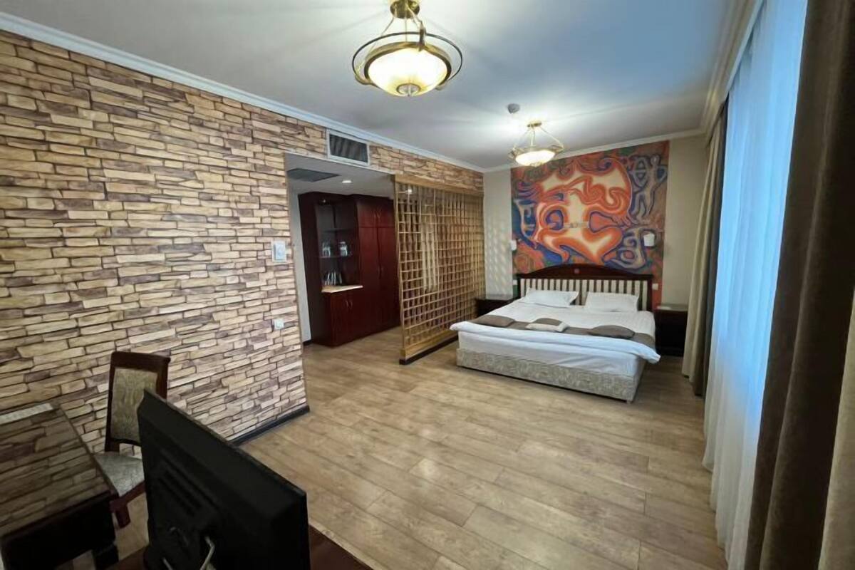 Ropa de cama de alta calidad y caja de seguridad en la habitación 