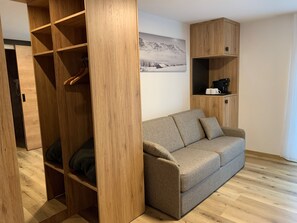 Habitació familiar, vistes a la muntanya | Matalassos amb encoixinament addicional i decoració individual
