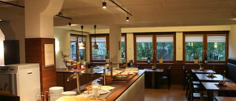 Tägliches Frühstücksbuffet (10 EUR pro Person)