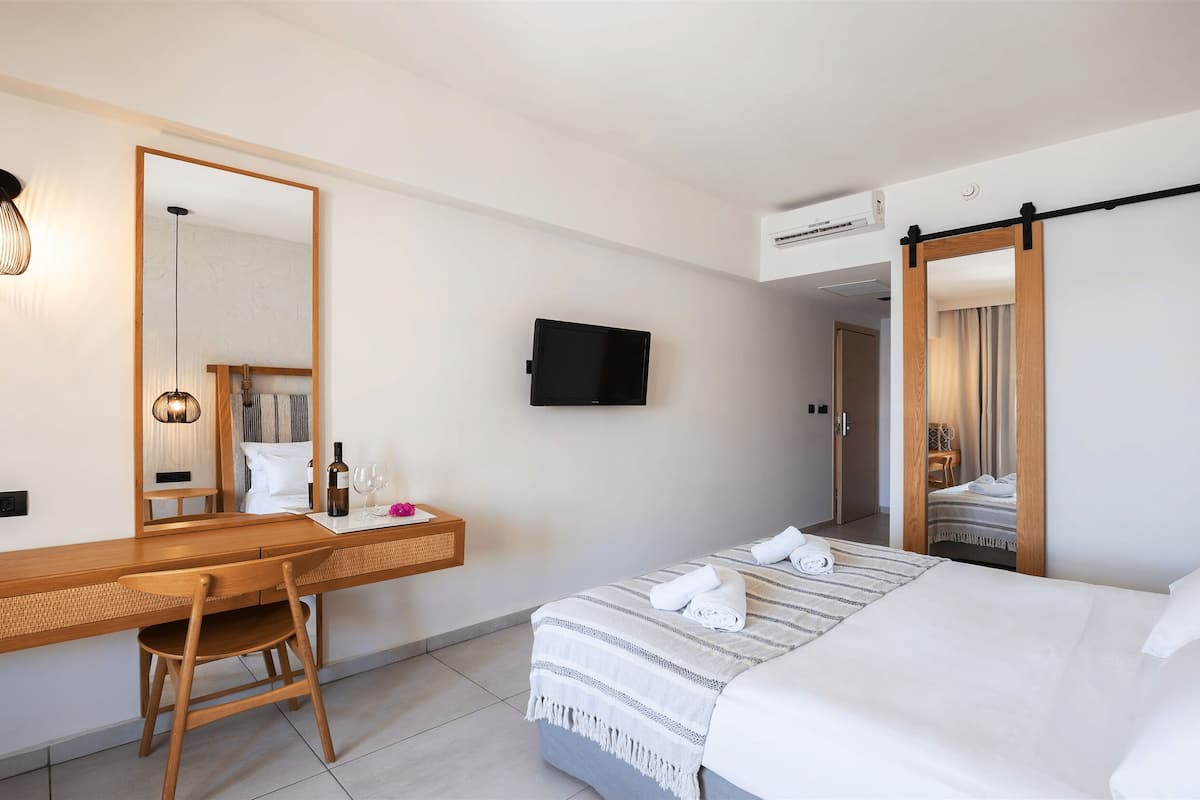 standard double or twin room, partial sea view | individually decorated, free wifi, bed sheets