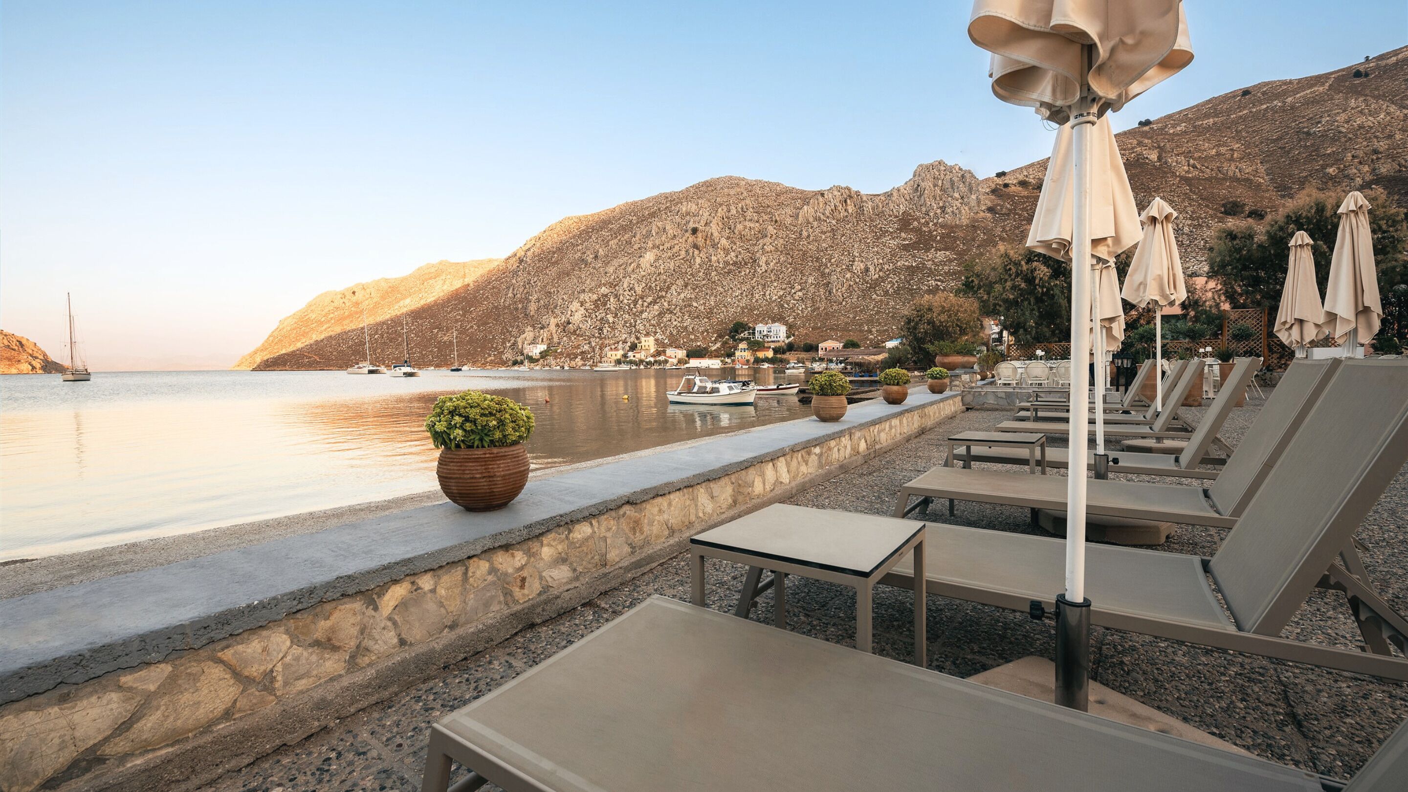 Na praia, areia branca, toalhas de praia 