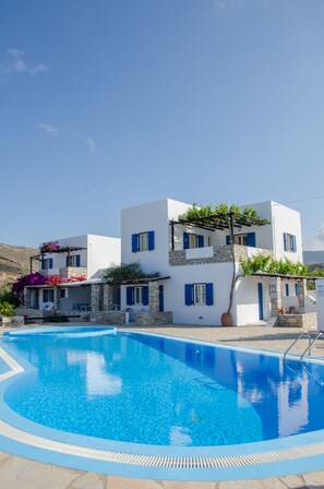 Seasonal outdoor pool, pool umbrellas, sun loungers - Brothers Hotel (Ios)