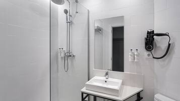 Superior-Doppelzimmer | Badezimmer | Dusche, Haartrockner, HandtĂŒcher, Seife