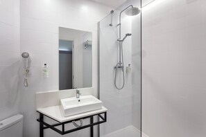 Shower, hair dryer, towels, soap - B&B Hotel Barcelona Mollet (Mollet del Valles)