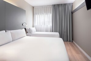 Family Room | Desk, iron/ironing board, free WiFi - B&B Hotel Barcelona Mollet (Mollet del Valles)