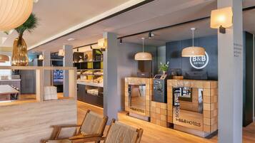 Een hotel receptie met een modern design, inclusief een receptiebalie, een zithoek en een overzicht van de faciliteiten.
