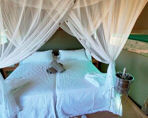 Premium bedding, in-room safe, free WiFi, bed sheets - Suricate Tented Lodge (Intu Afrika Kalahari Private Reserve)