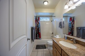 Room (Botanical) | Bathroom | Combined shower/tub, towels
