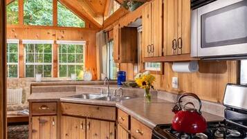 Cabin, Private Bathroom (Balsam Mountains Cabin- No Breakfast, No Pets) | Eget kjøkken | Papirhåndklær