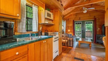 Cabin, Private Bathroom (Smoky Mountains Cabin- No Breakfast, Pets Allowed) | Área de sala de estar | Televisión de pantalla plana