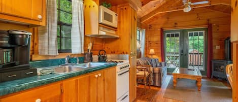 Cabin, Private Bathroom (Smoky Mountains Cabin- No Breakfast, Pets Allowed) | Woonruimte | Een flatscreentelevisie