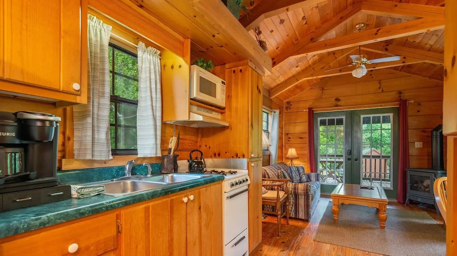 Engadine Inn & Cabins