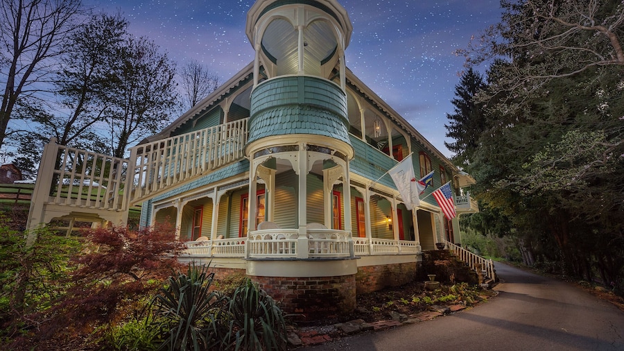Engadine Inn & Cabins