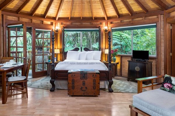 Room, 1 Queen Bed with Sofa bed, Private Bathroom | Premium bedding, individually decorated, individually furnished