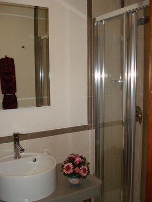 Shower, free toiletries, hair dryer, bidet - La Casa di Rosy (Rome)
