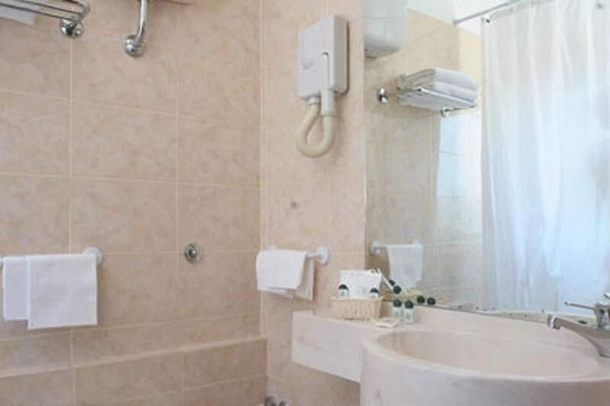 Regadera, amenidades de baño gratuitas, secadora de cabello, bidet