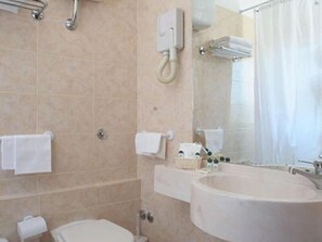 Dusj, toalettartikler (inkludert), hårføner og bidé