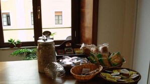 Una mesa con comida y vista a la ventana.