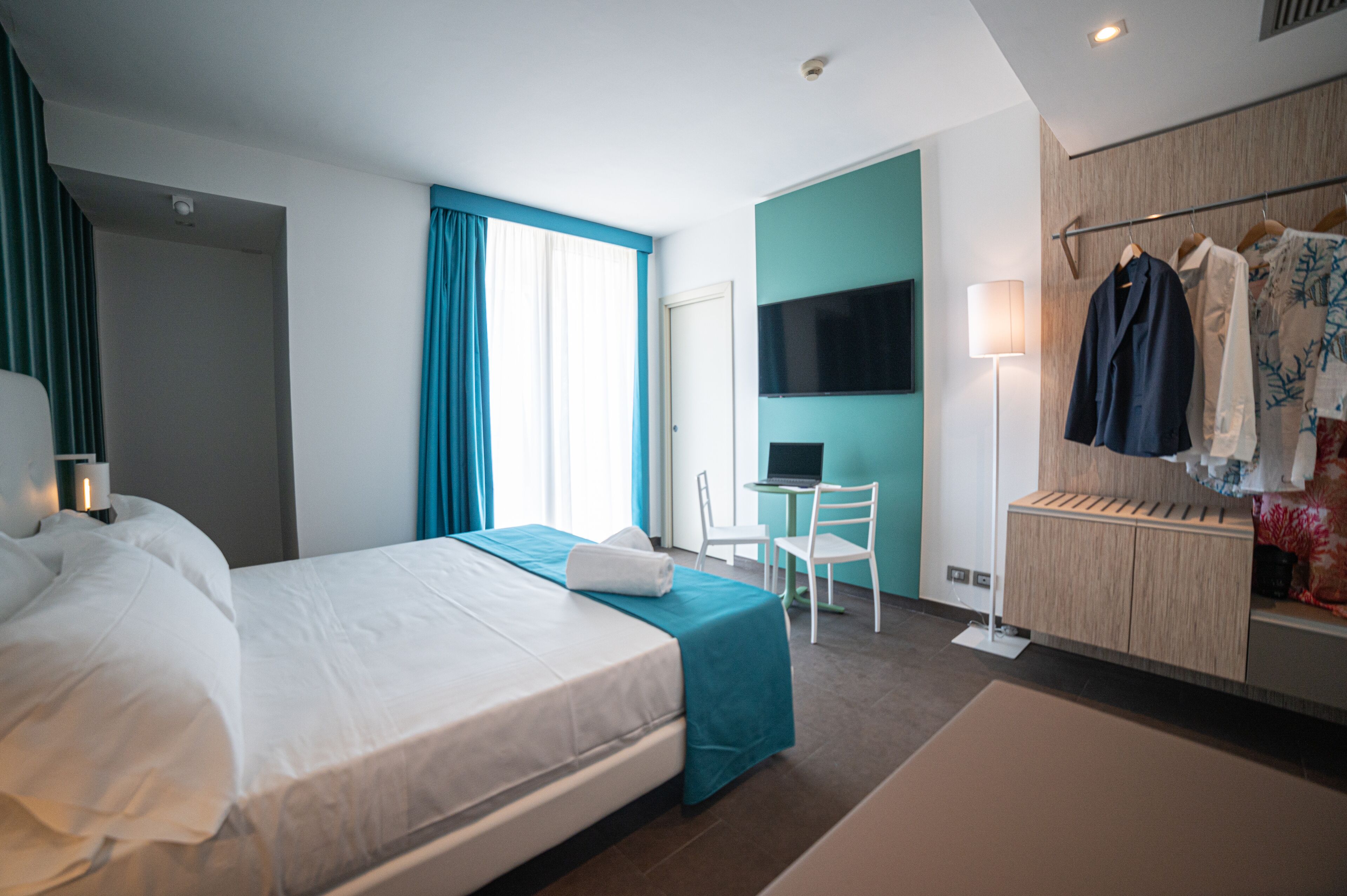 deluxe double room, balcony | down duvets, minibar, in-room safe, desk