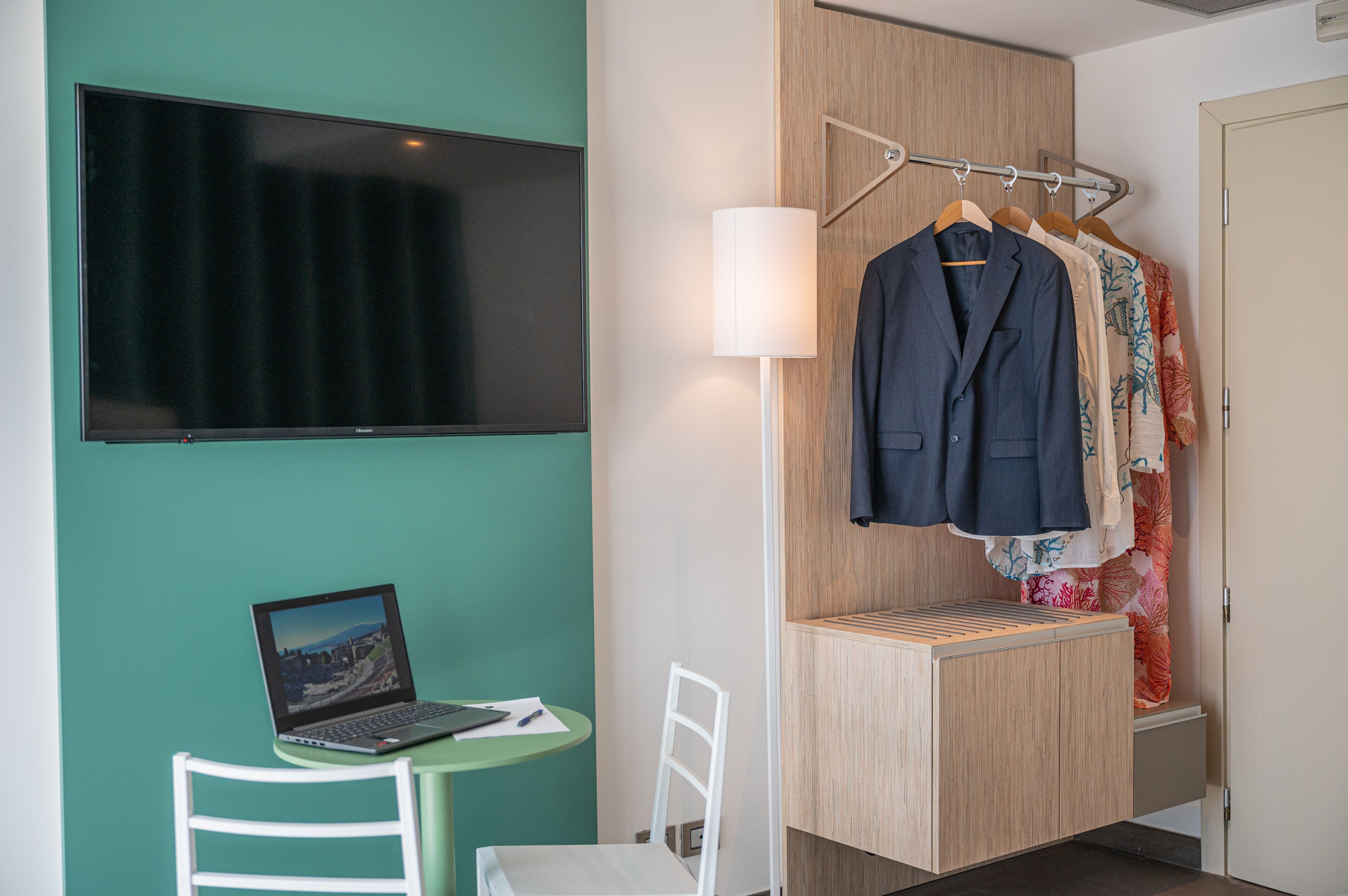 deluxe double room, balcony | down duvets, minibar, in-room safe, desk