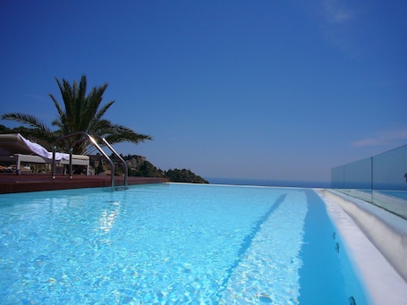 Seasonal outdoor pool, open 9 AM to 7 PM, pool umbrellas, pool loungers. Hotel Il Piccolo Giardino