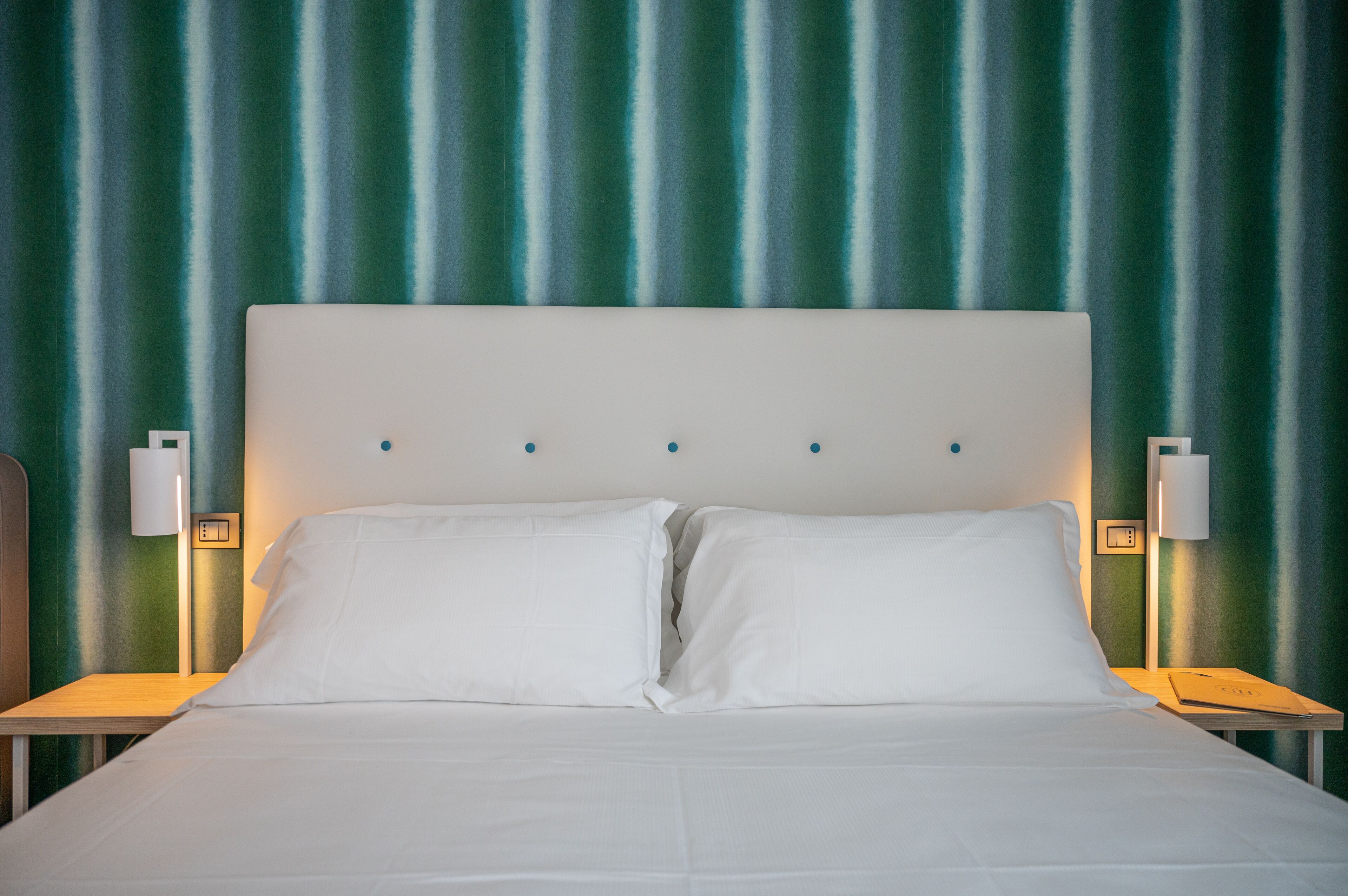 deluxe double room, balcony | down duvets, minibar, in-room safe, desk