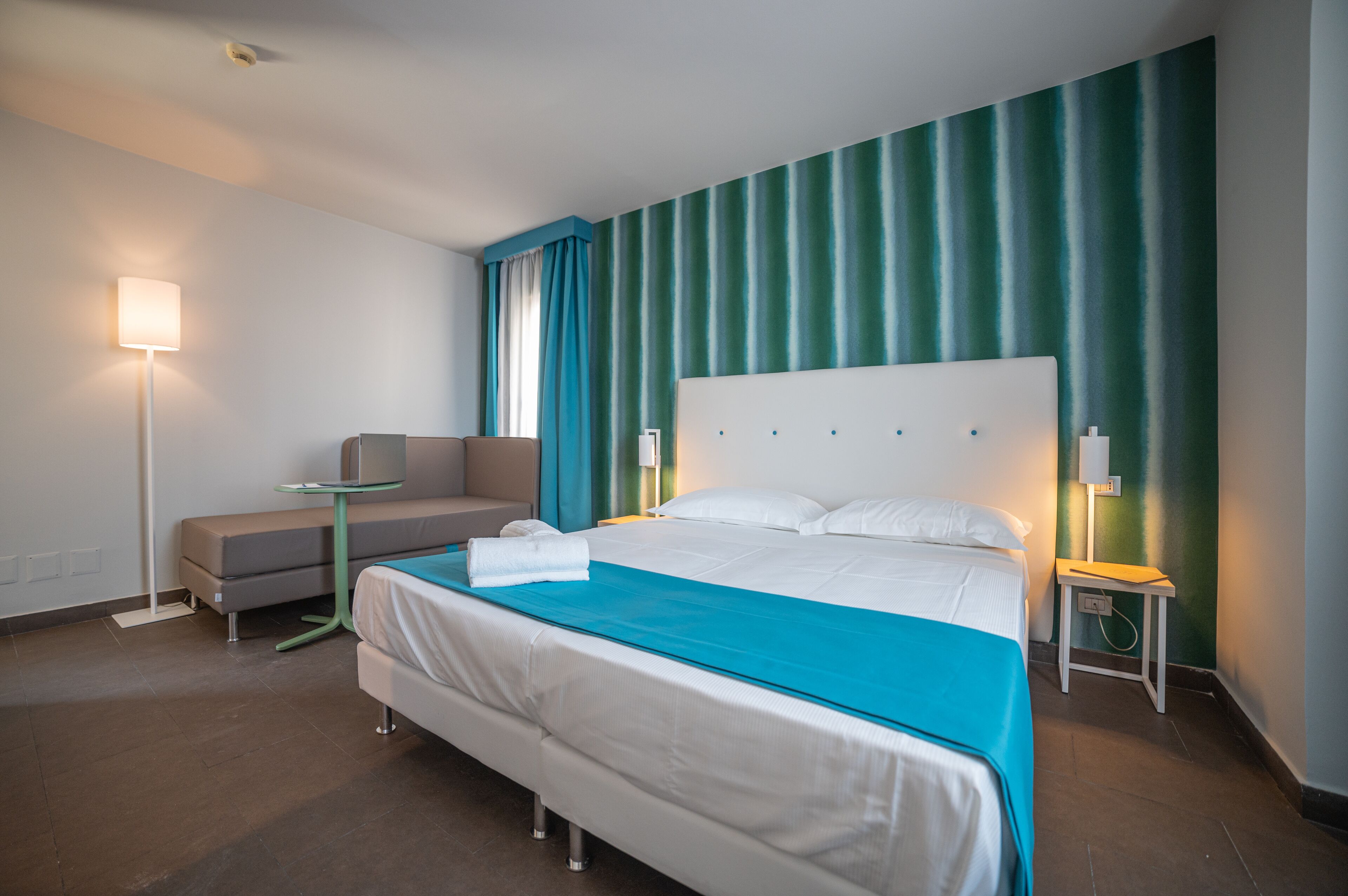 junior suite (top floor) | down duvets, minibar, in-room safe, desk