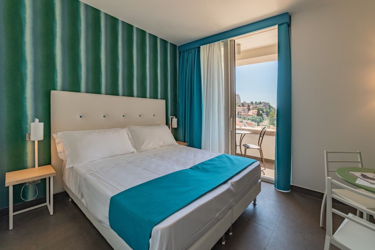 Daunenbettdecken, Minibar, Zimmersafe, Schreibtisch