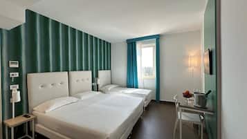 Familienzimmer | Daunenbettdecken, Minibar, Zimmersafe, Schreibtisch
