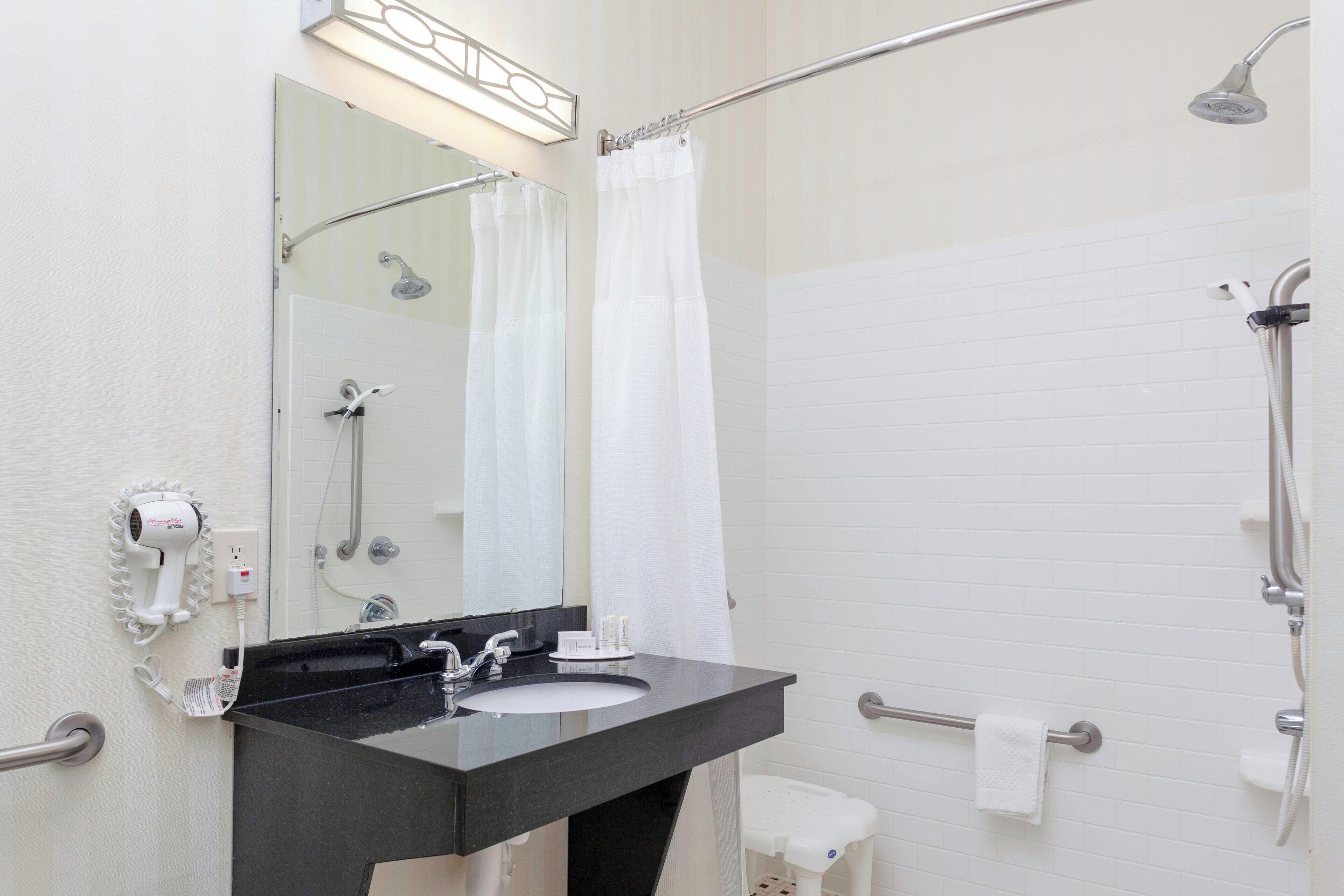 room, 1 king bed, non smoking | bathroom | combined shower/bathtub, free toiletries, hair dryer, towels