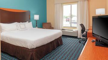 ルーム キングベッド 1 台 | 高級寝具、ピロートップベッド、セーフティボックス (室内)、デスク