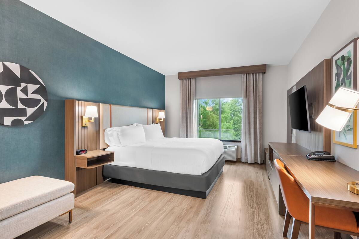 Hypo-allergenic bedding, in-room safe, desk, blackout curtains