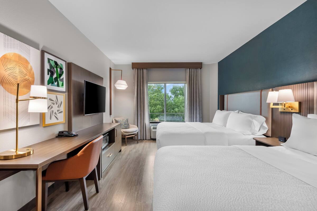 Hypo-allergenic bedding, in-room safe, desk, blackout curtains