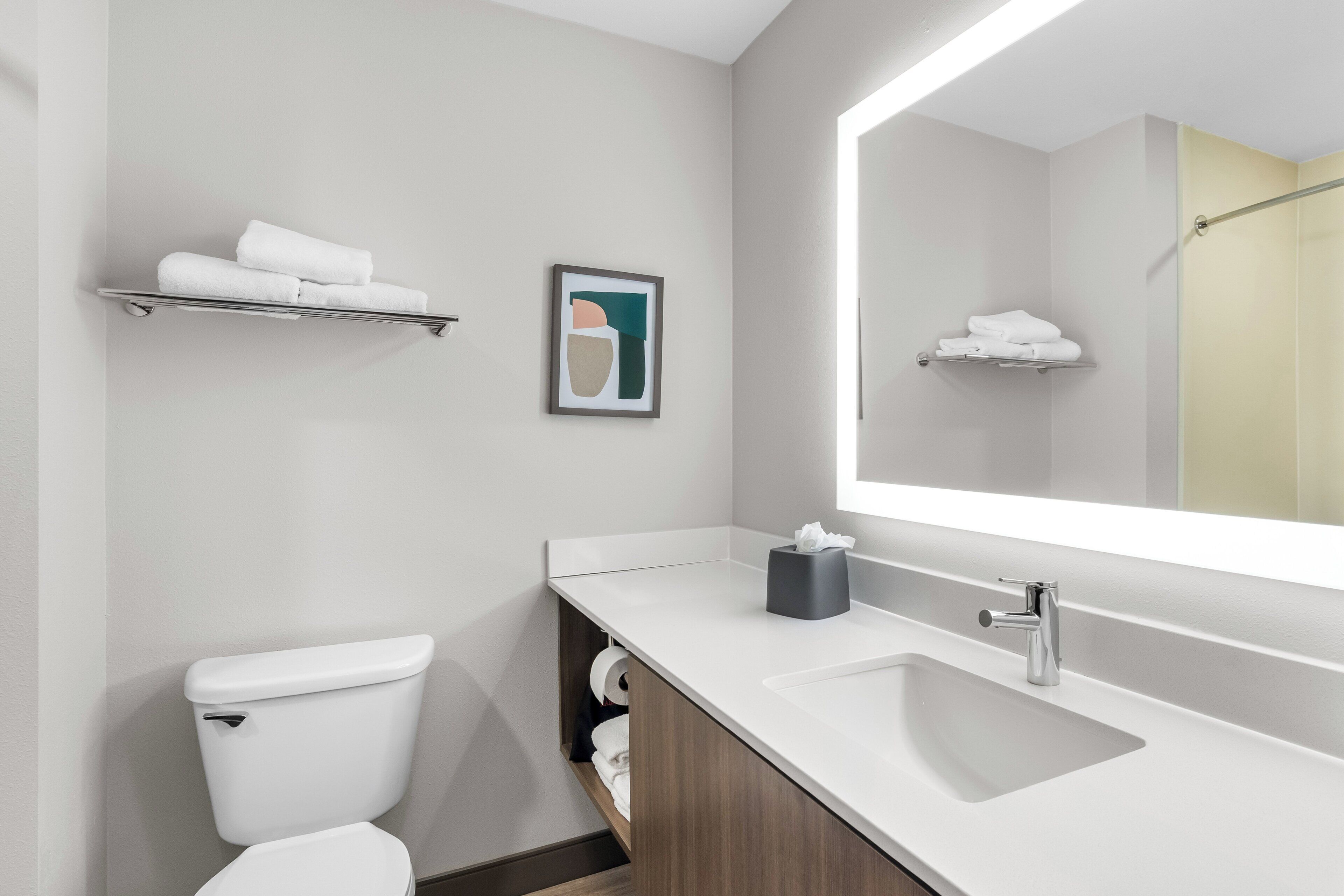 Combined shower/tub, designer toiletries, hair dryer, towels