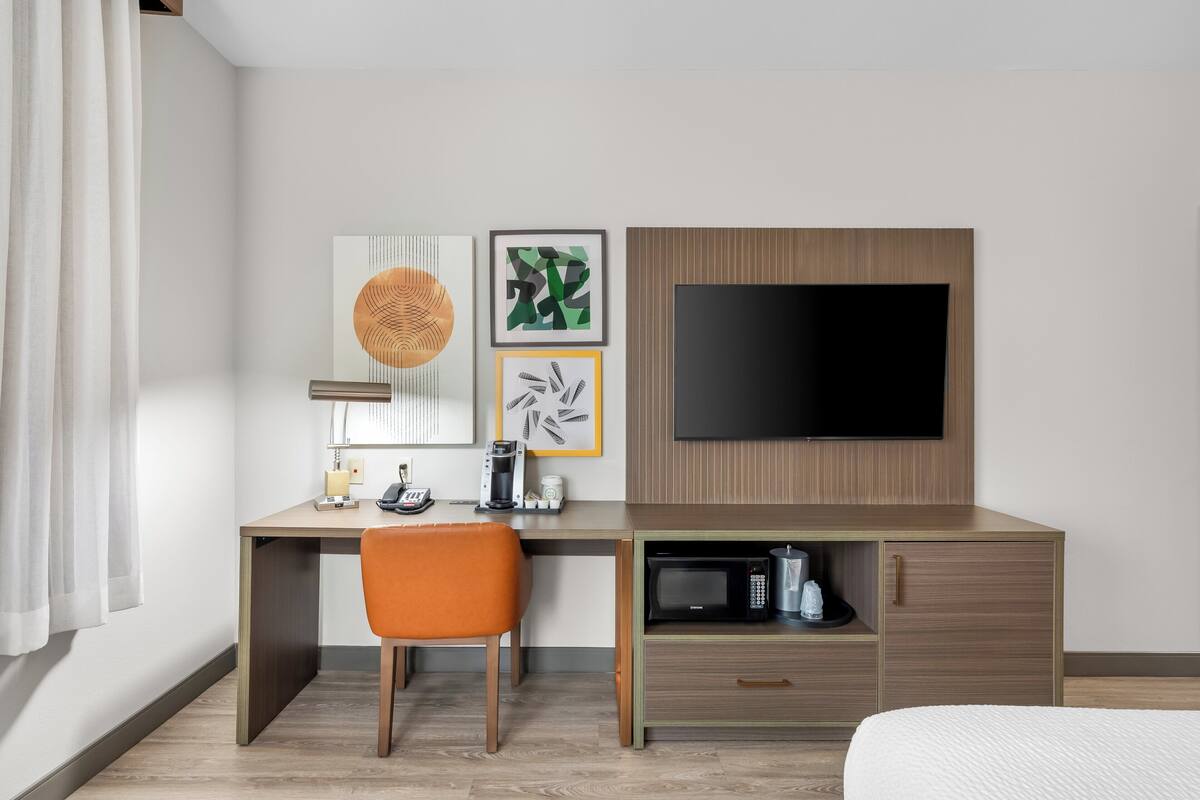 Hypo-allergenic bedding, in-room safe, desk, blackout curtains
