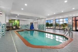 Una piscina techada, sillones reclinables de piscina
