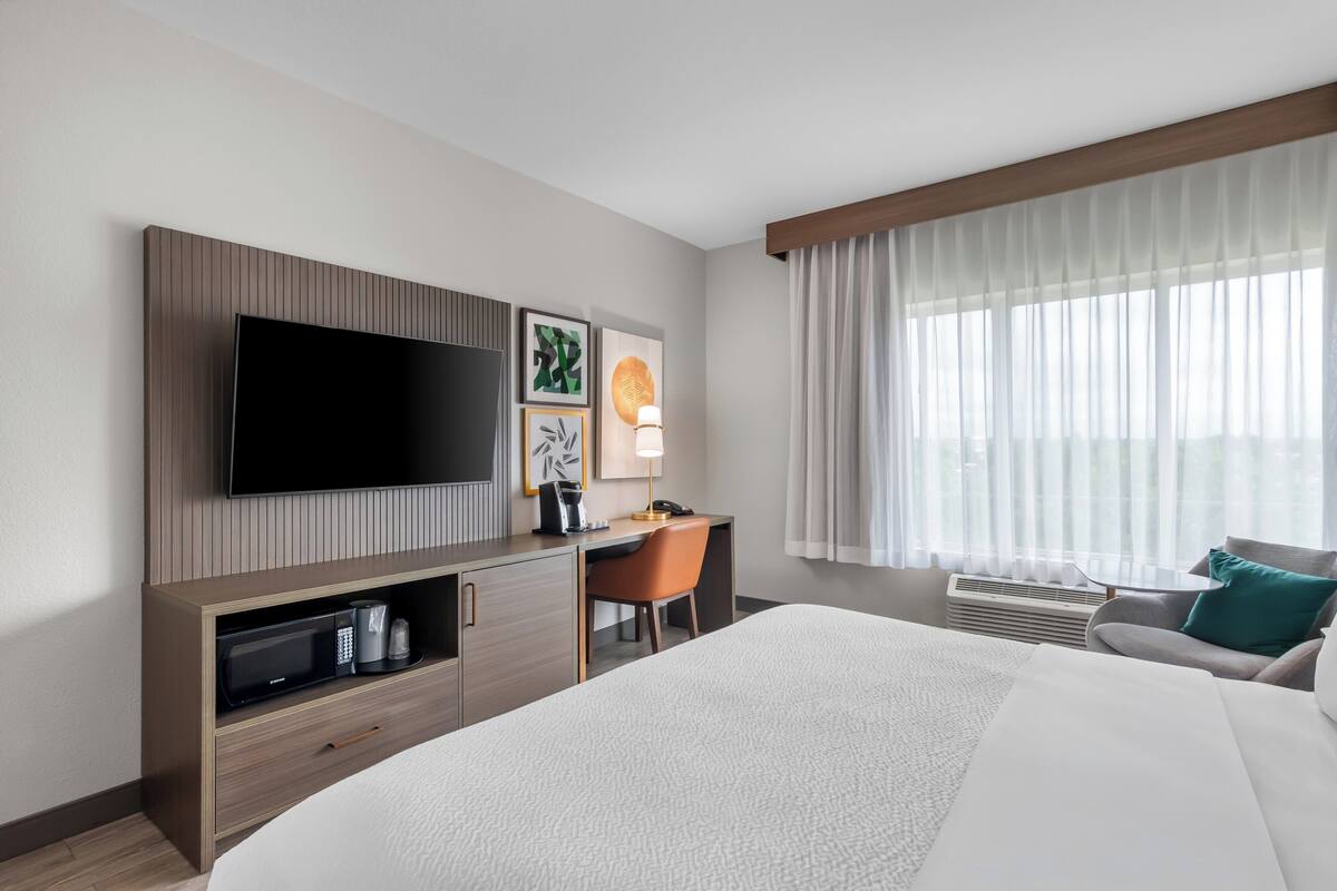 Hypo-allergenic bedding, in-room safe, desk, blackout curtains