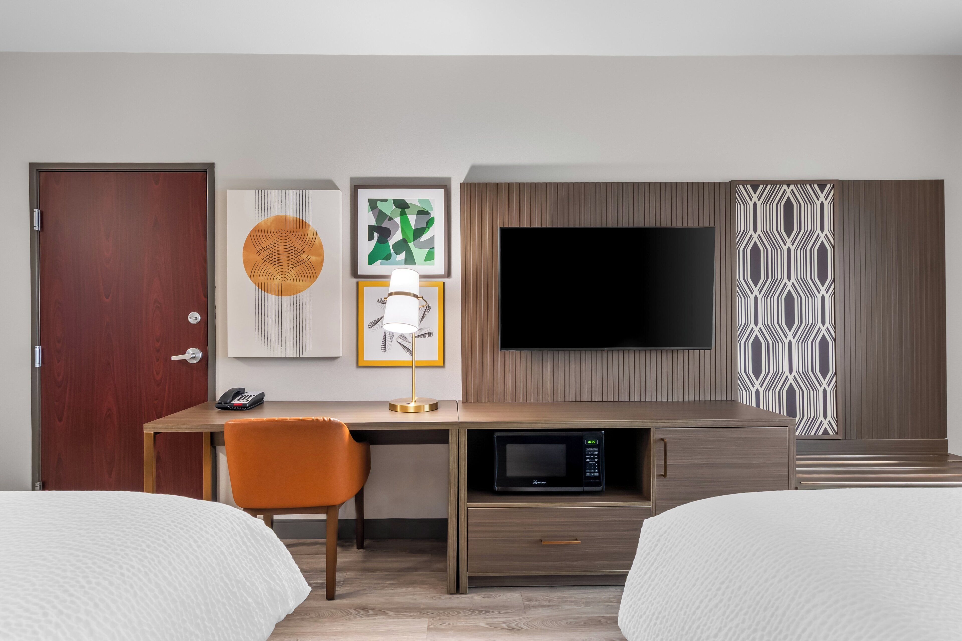 Hypo-allergenic bedding, in-room safe, desk, blackout curtains