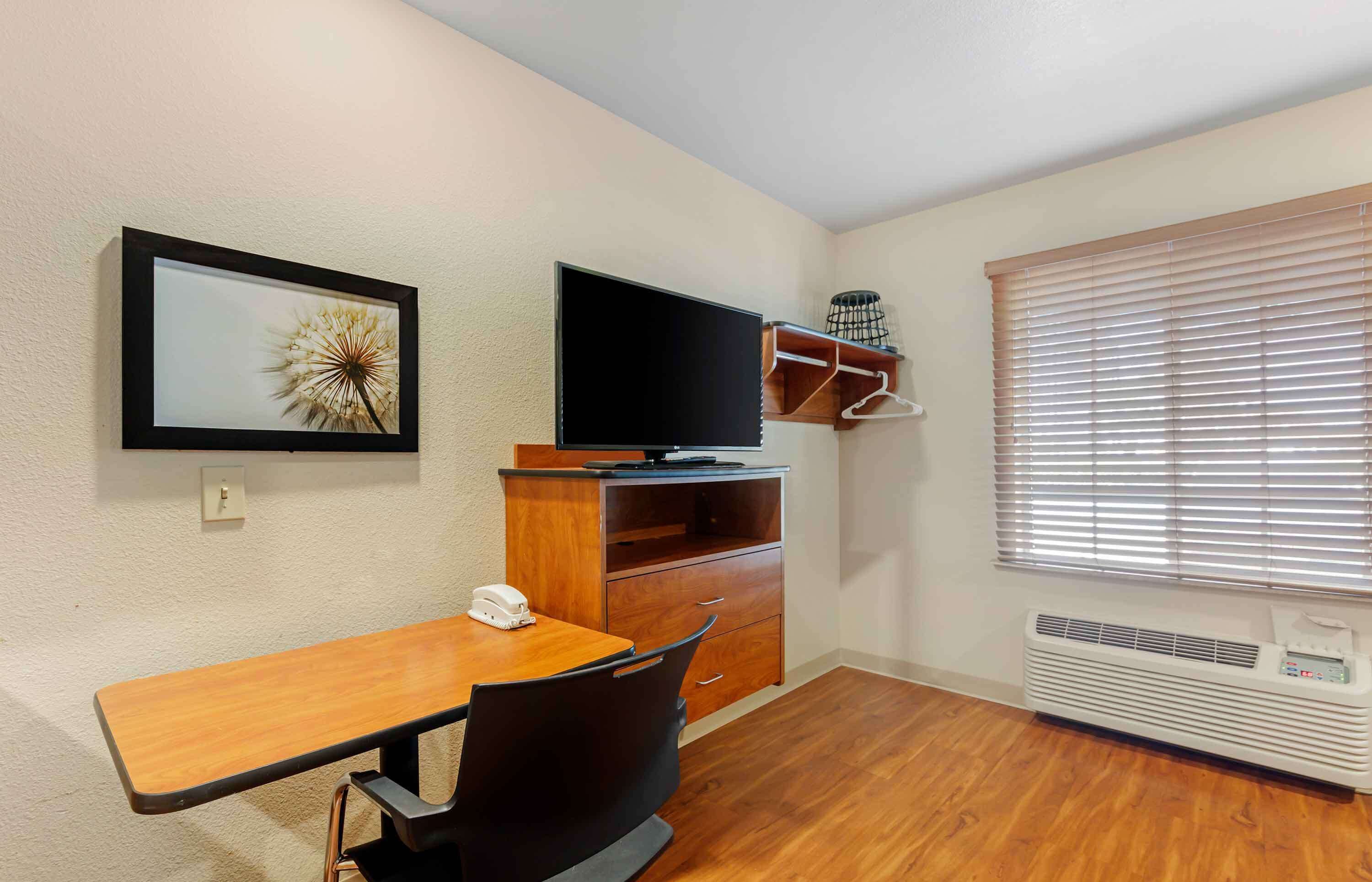 Desk, laptop workspace, iron/ironing board, free WiFi
