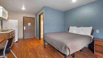 Desk, laptop workspace, iron/ironing board, free WiFi