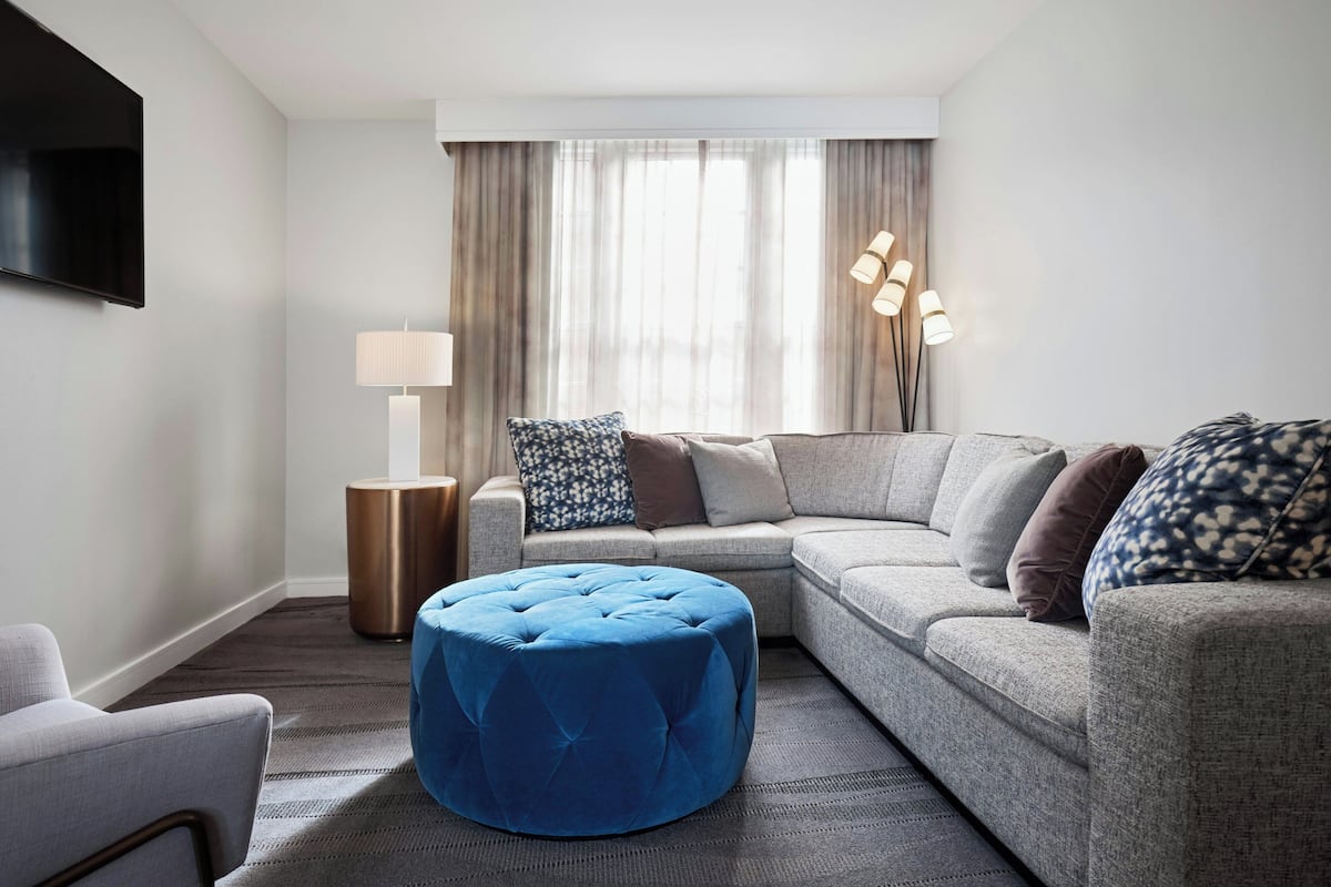 Sängtillbehör av högsta kvalitet och värdeförvaringsskåp på rummet