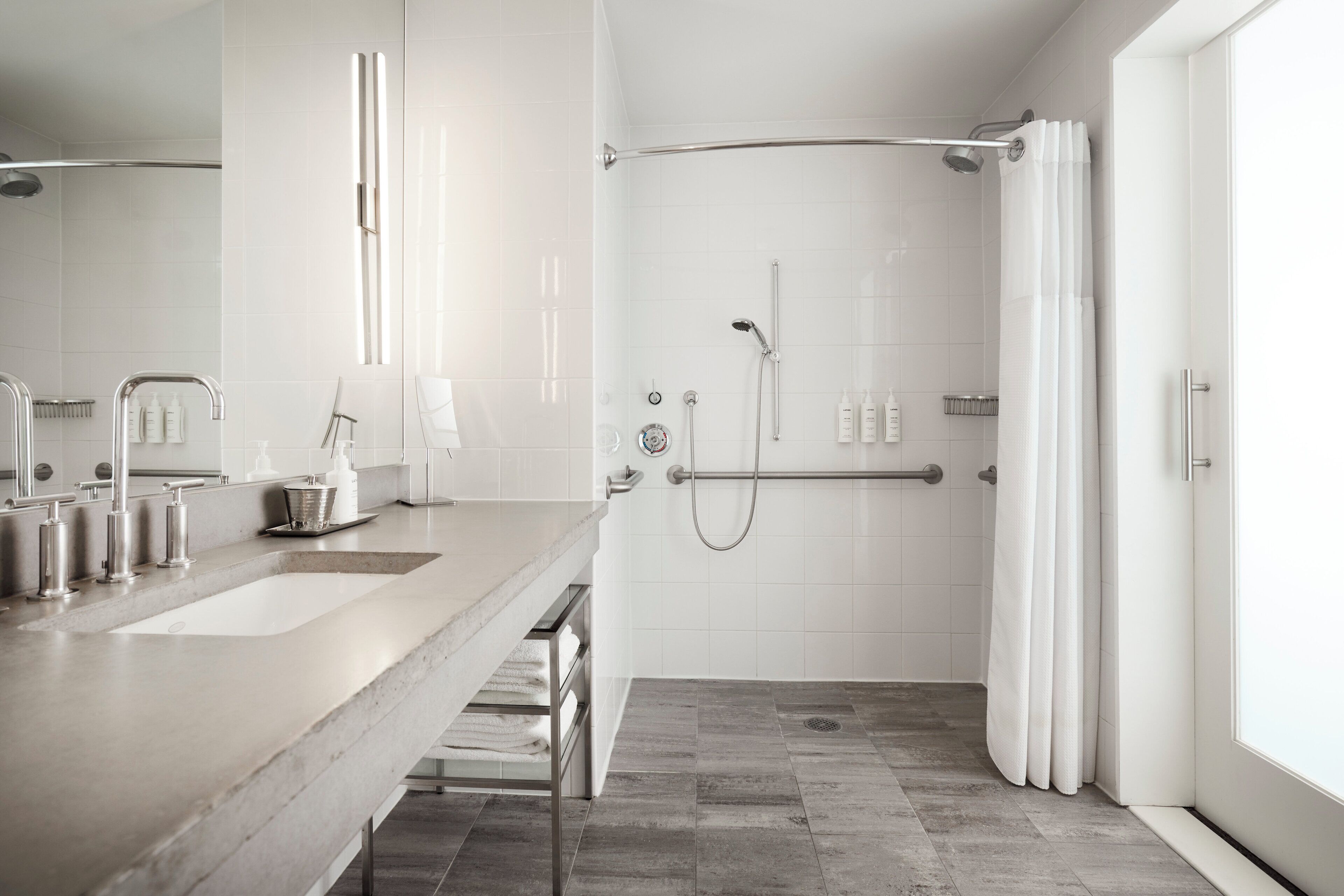 Salle de bain accessible aux personnes à mobilité réduite