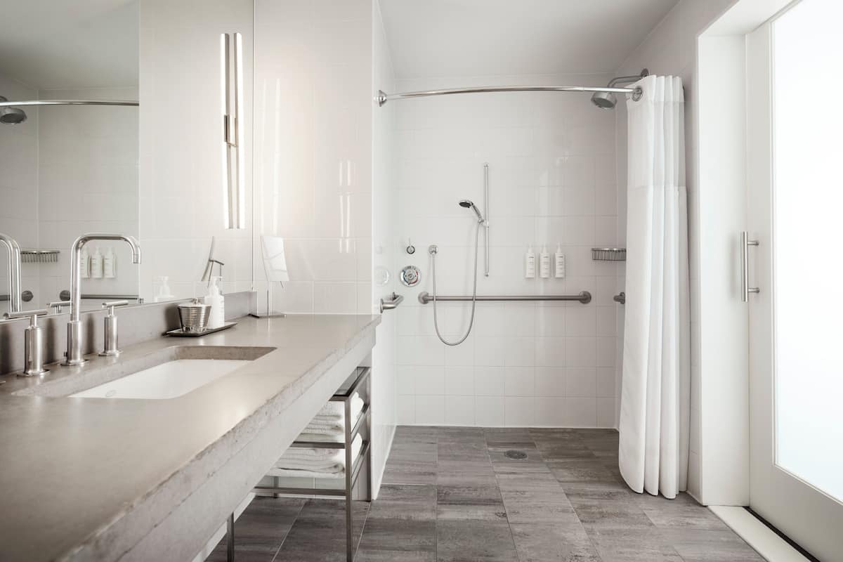 客房, 浴缸 (Archer's Den Mobility) | 无障碍浴室