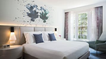 Luxe beddengoed, een kluis op de kamer, een bureau, een laptopwerkplek