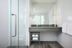 Designer toiletries, hair dryer, bathrobes, slippers - Archer Hotel Old Town Alexandria (Alexandria)