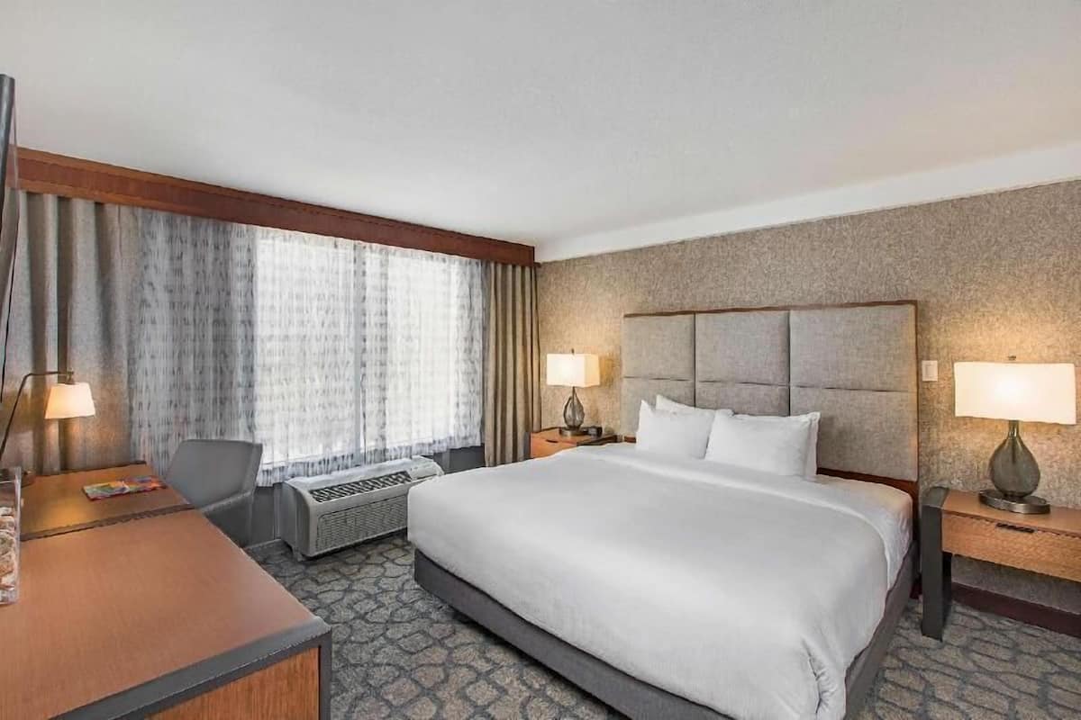 Premium bedding, in-room safe, desk, laptop workspace